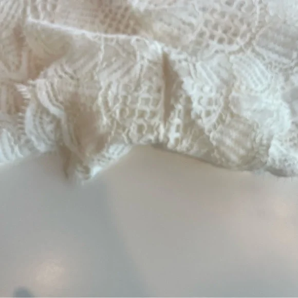 Trina Turk NWOT Compay white lined scalloped lace shorts Size 10